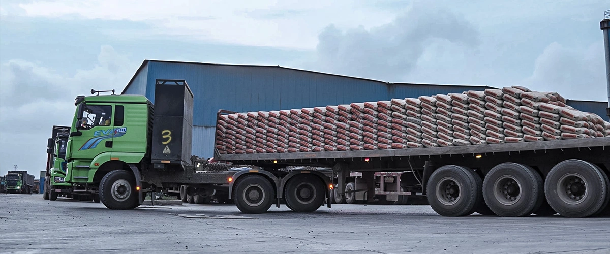 Shacman Truck in Cement Transportion (3)